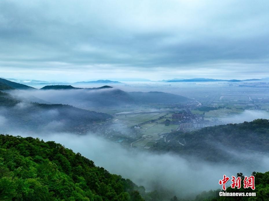 浙江溫州：雨后現(xiàn)平流霧景觀