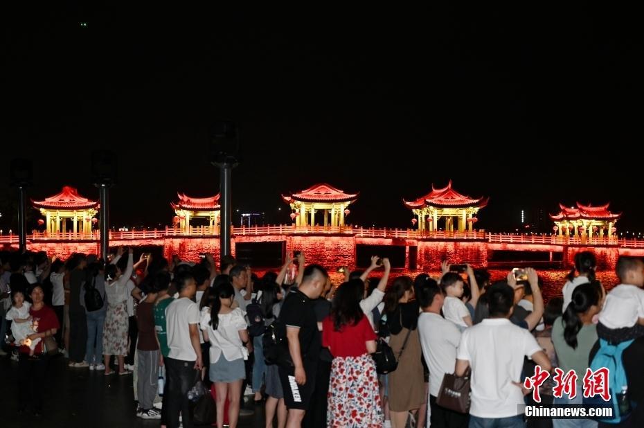 广东潮州：广济桥灯光秀吸引游客