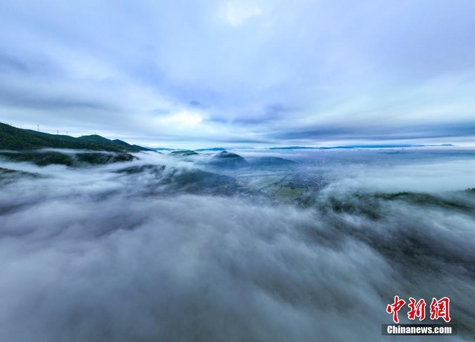 浙江溫州：雨后現(xiàn)平流霧景觀