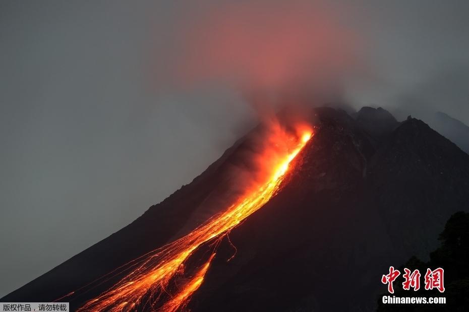 印尼默拉皮火山噴發 滾滾巖漿順山體流淌