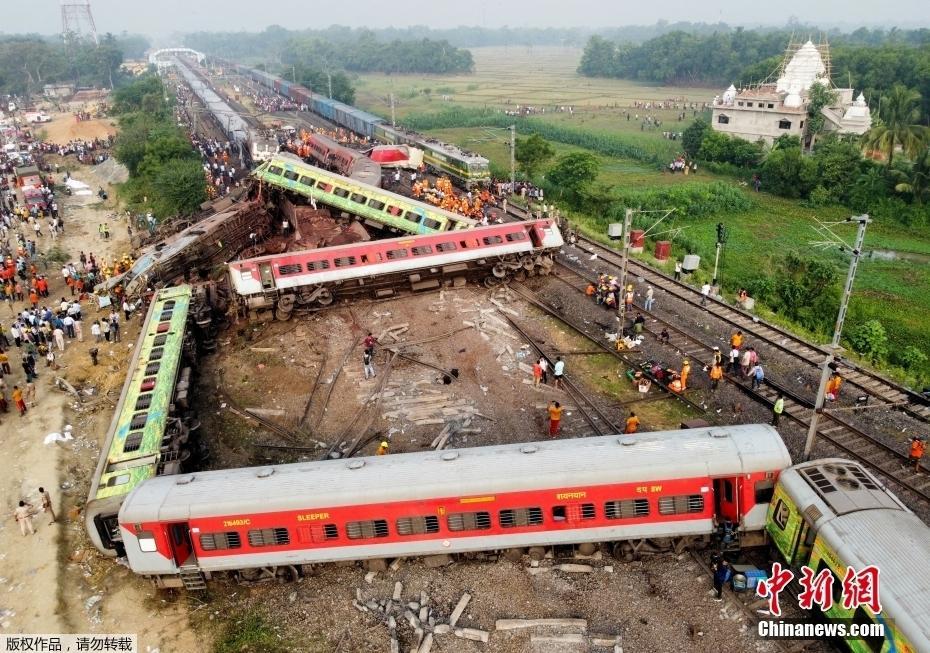 印度东部发生列车脱轨相撞事故 已致1100多人伤亡