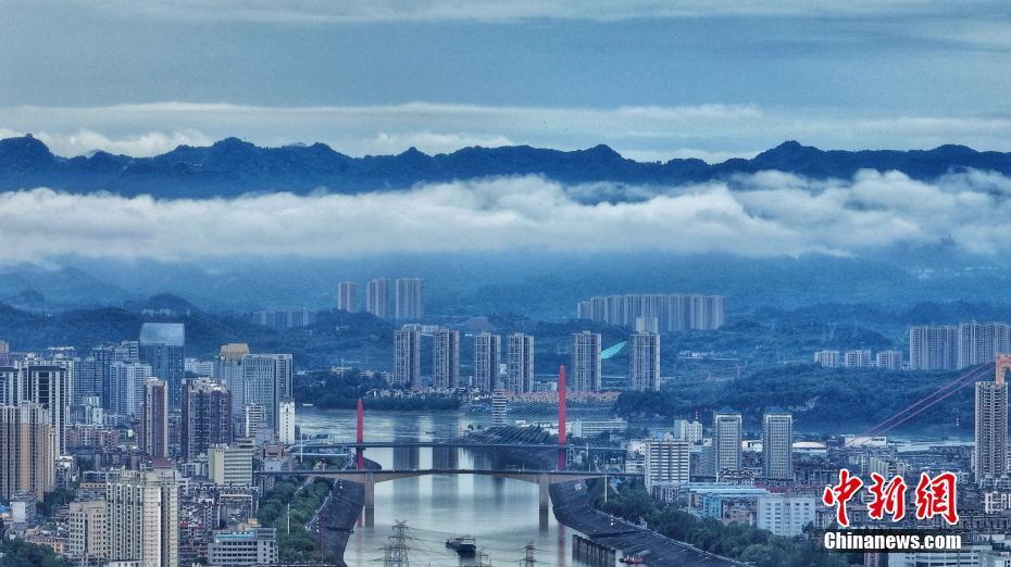 湖北宜昌雨后云霧氤氳 宛如潑墨山水畫(huà)