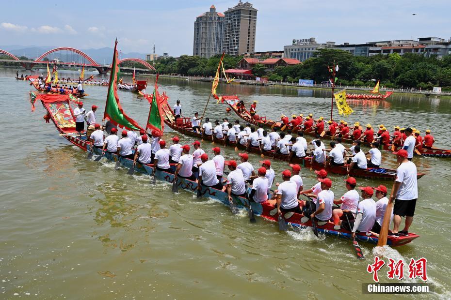 福建仙游：龍舟下水迎端午