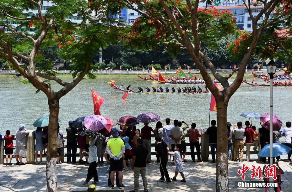 福建仙游：龍舟下水迎端午