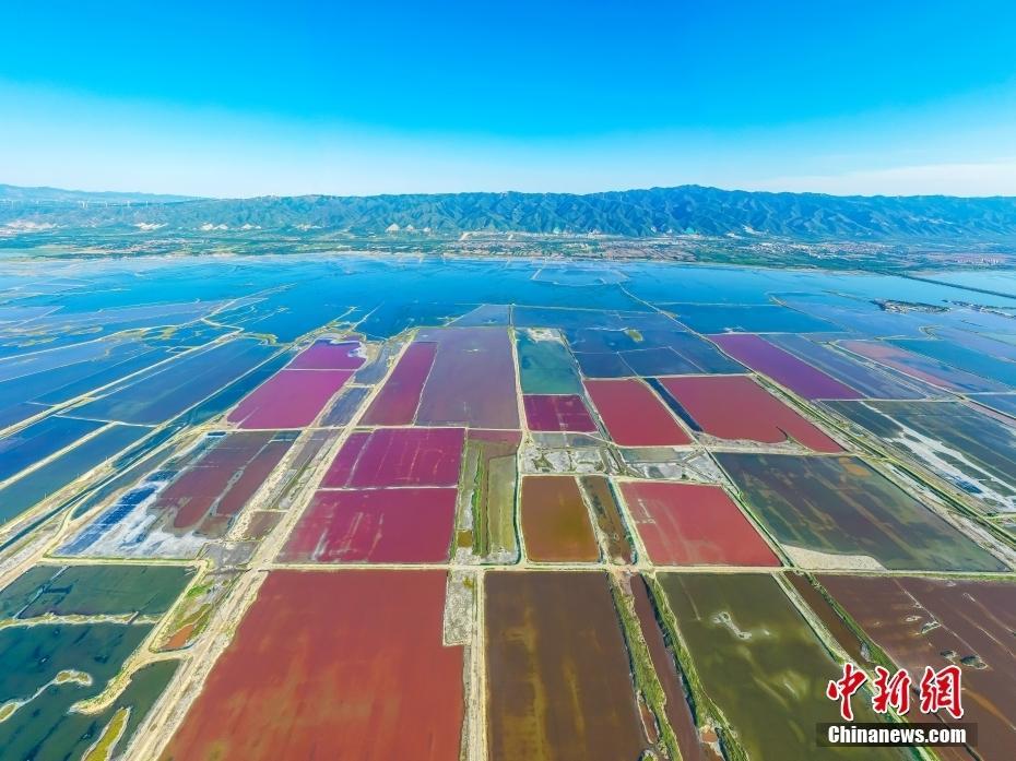 山西運(yùn)城七彩鹽湖景色美