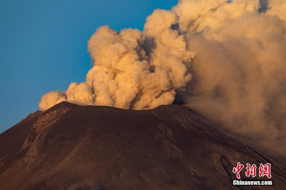 墨西哥波波卡特佩特火山持續(xù)噴發(fā)