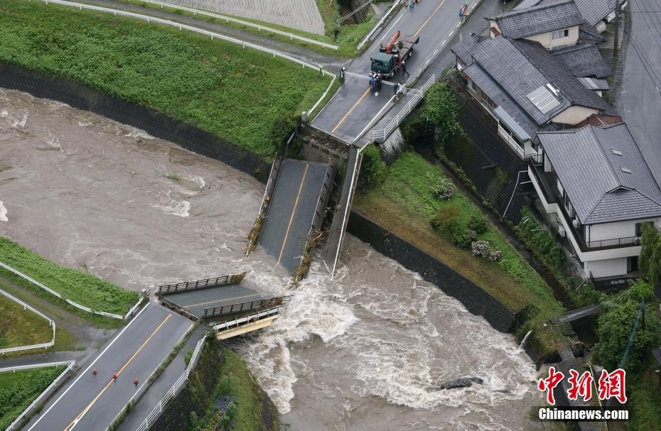 日本熊本縣遭強降雨 橋梁被沖毀大片住宅被淹