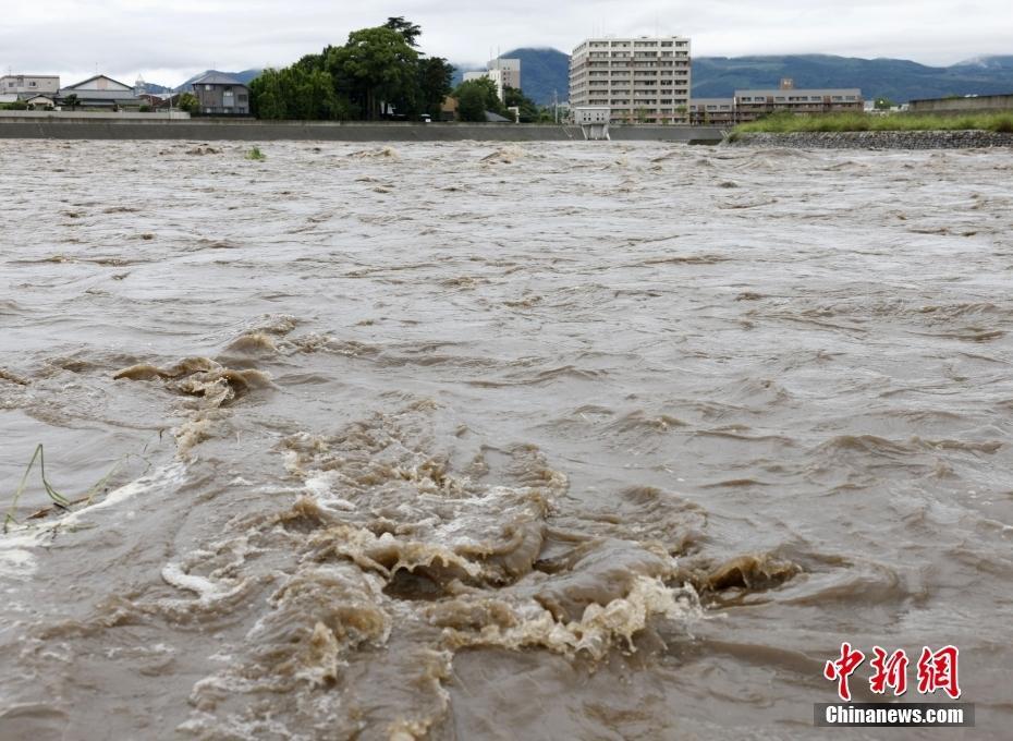 日本熊本縣遭強(qiáng)降雨 橋梁被沖毀大片住宅被淹