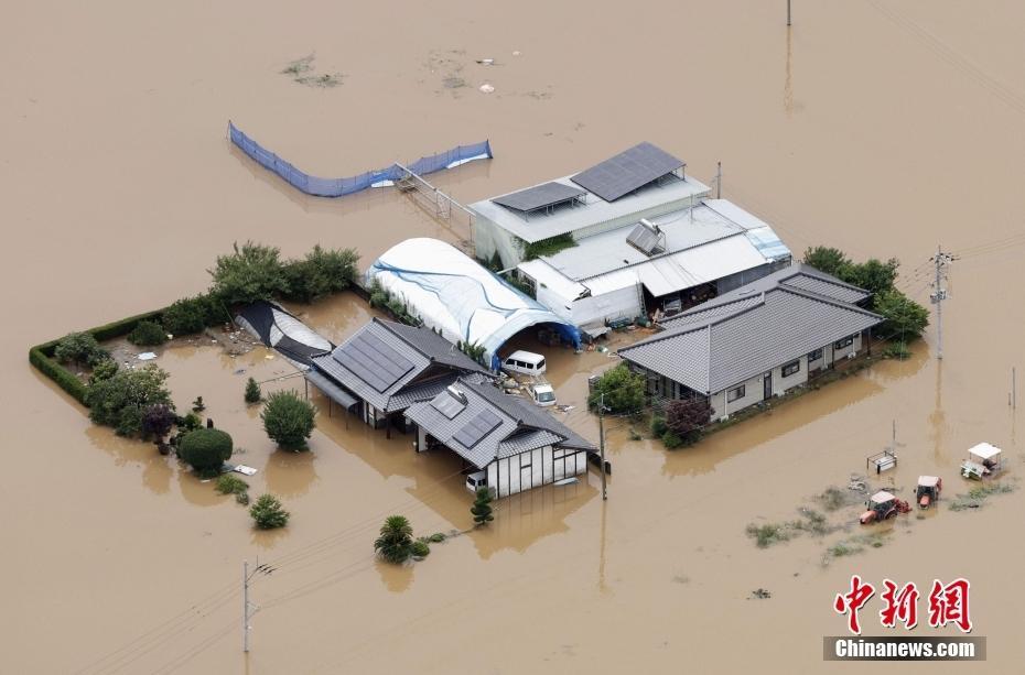 日本熊本縣遭強(qiáng)降雨 橋梁被沖毀大片住宅被淹