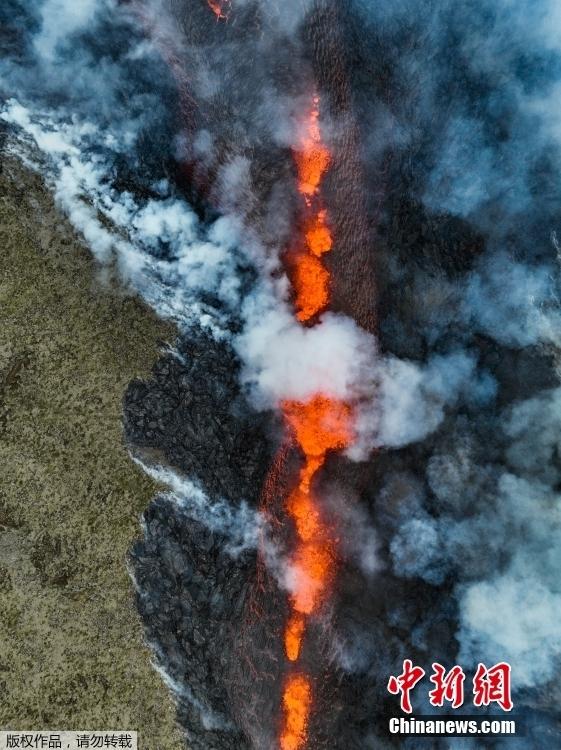 冰島首都附近一火山噴發(fā) 滾滾巖漿涌出