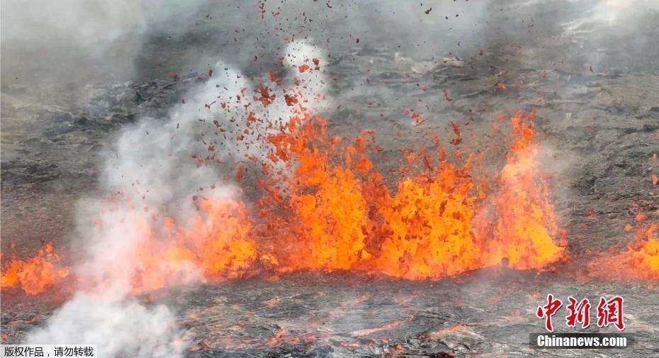 冰島首都附近一火山噴發(fā) 滾滾巖漿涌出