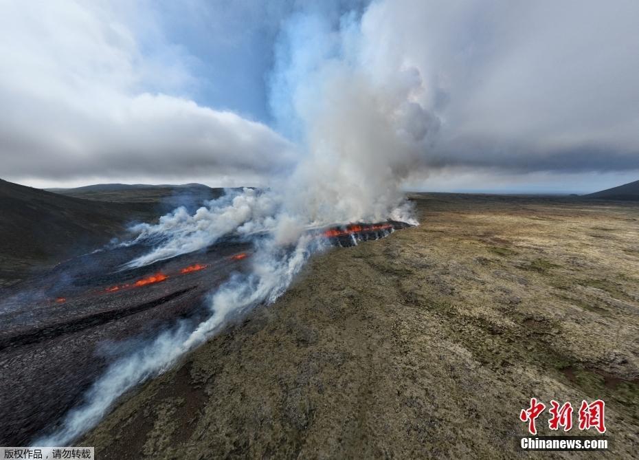 冰島首都附近一火山噴發(fā) 滾滾巖漿涌出