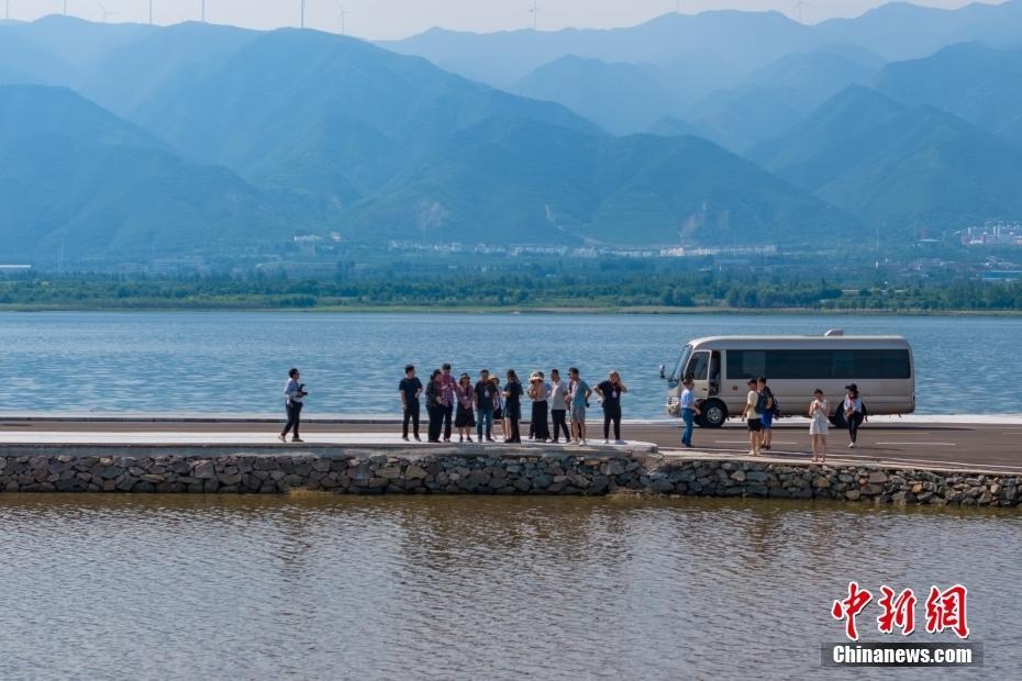 山西：海外華文媒體探訪運(yùn)城鹽湖