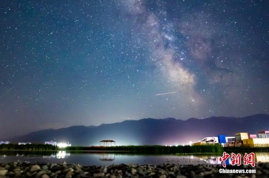 新疆巴里坤現(xiàn)璀璨夏日星空?qǐng)D景