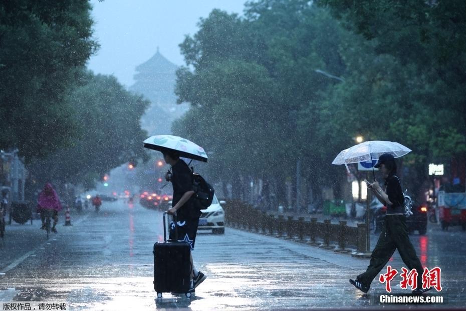 暴雨紅色預(yù)警 北京持續(xù)大雨