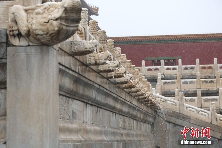 北京降雨持續(xù) 故宮現(xiàn)“九龍吐水”景觀