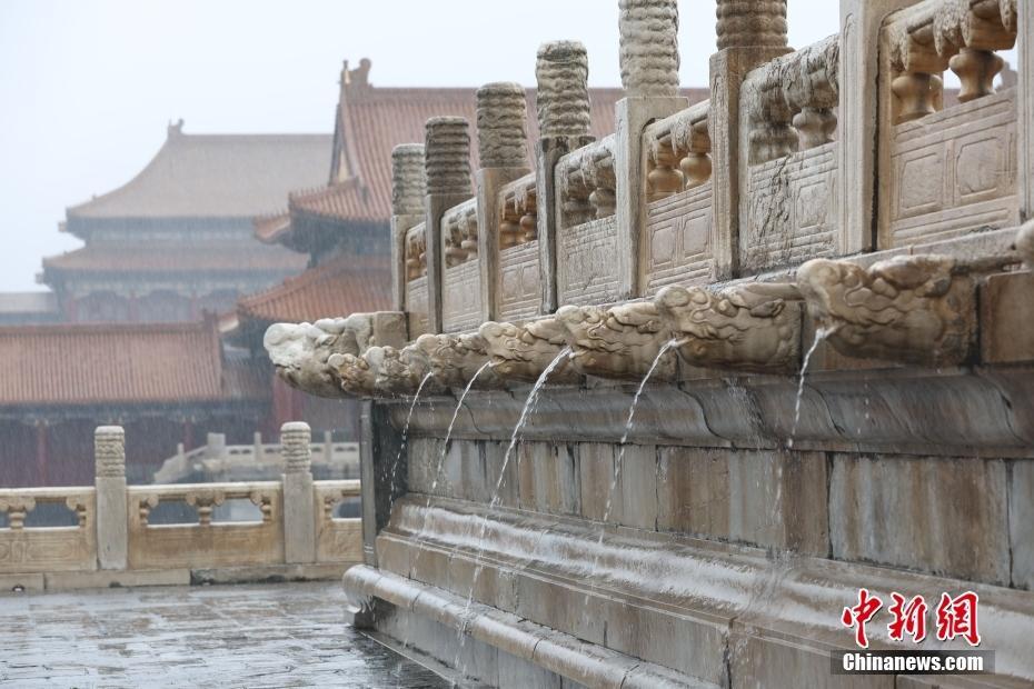 北京降雨持續(xù) 故宮現“九龍吐水”景觀