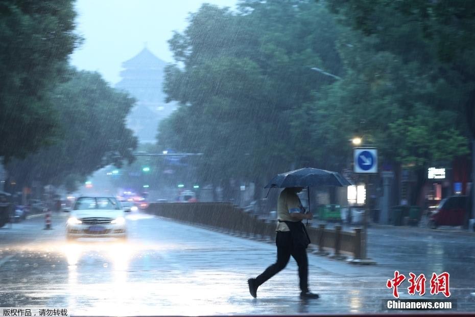 暴雨紅色預(yù)警 北京持續(xù)大雨