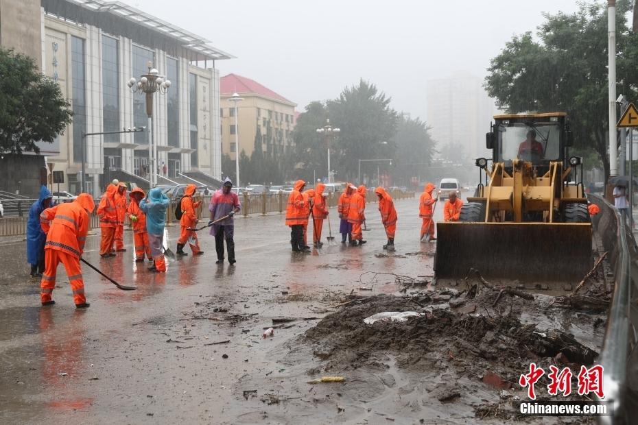 北京門頭溝城區(qū)：工作人員雨中清淤