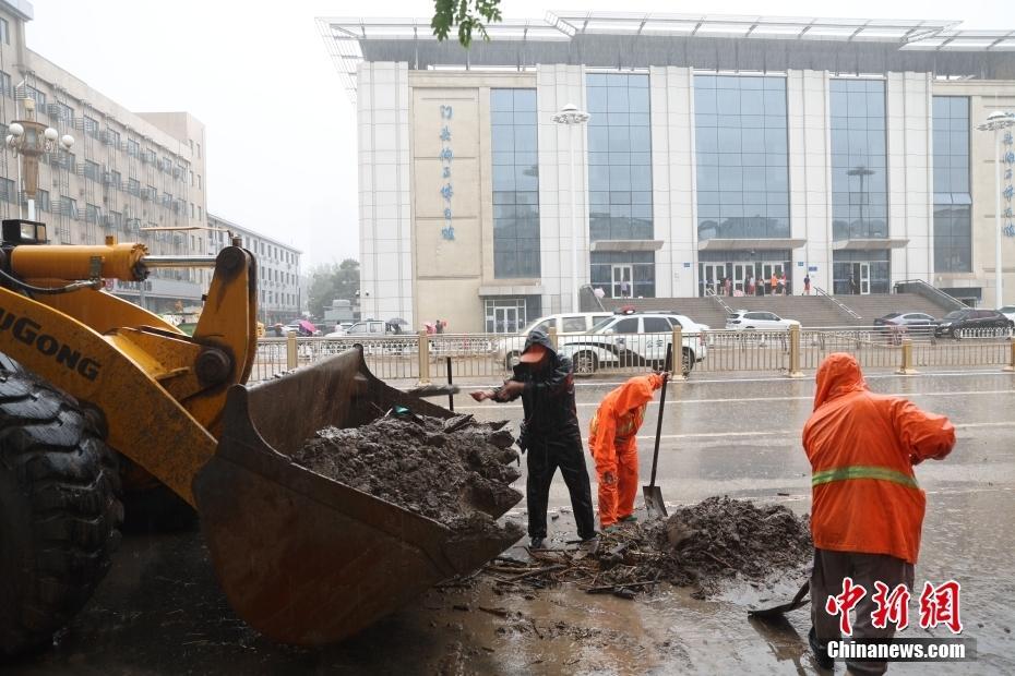 北京門頭溝城區(qū)：工作人員雨中清淤