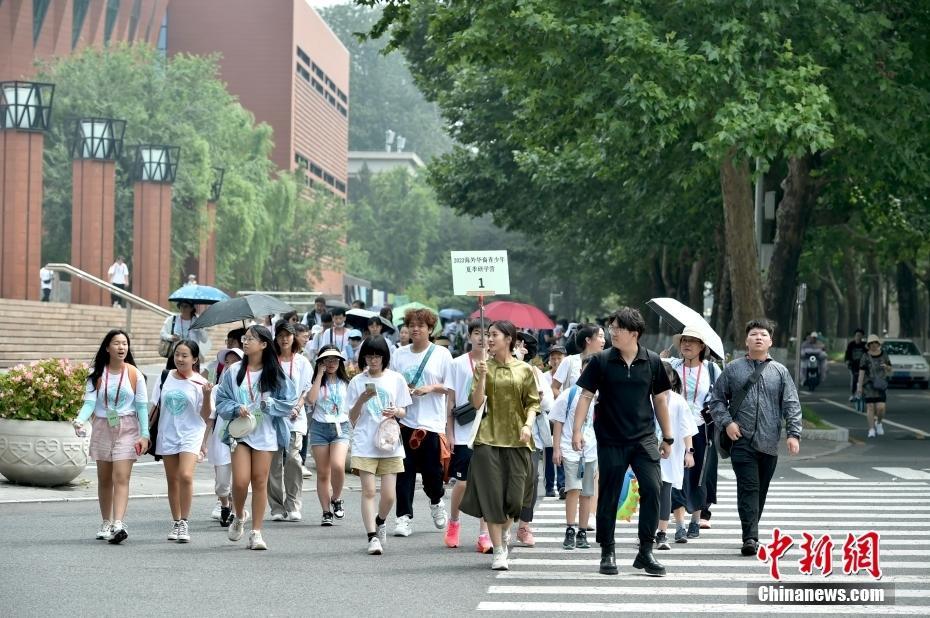 Z世代體驗大學(xué)課堂 華裔青少年參訪清華大學(xué)
