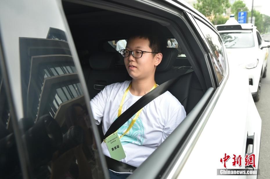 感受科技魅力 百余名华裔青少年参观首钢园百度Apollo Park