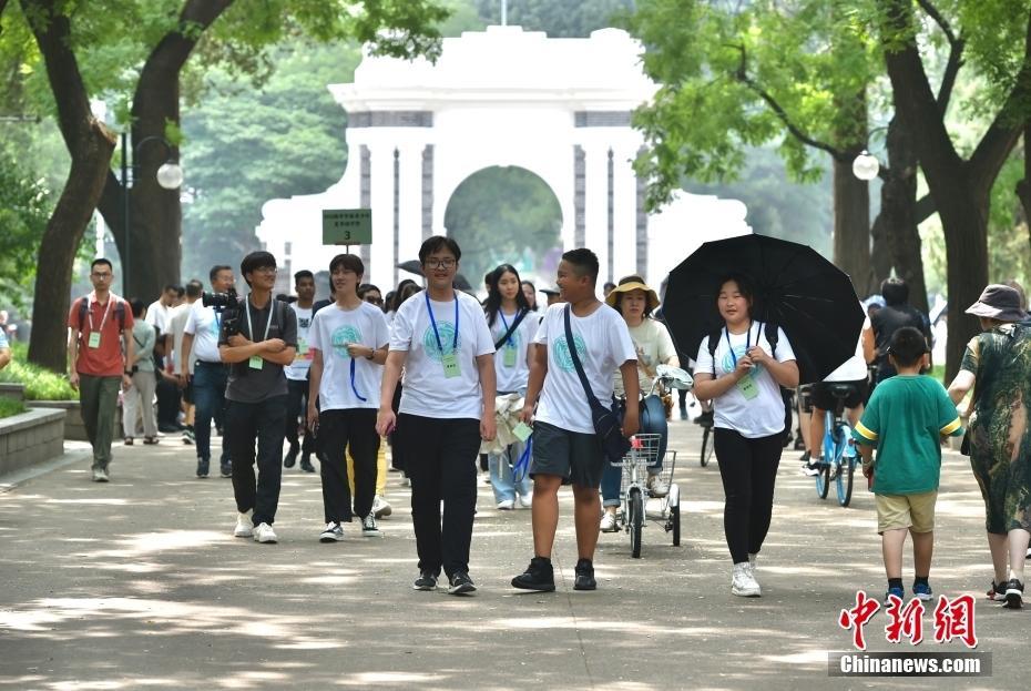 Z世代體驗(yàn)大學(xué)課堂 華裔青少年參訪清華大學(xué)