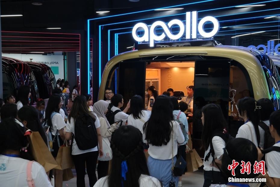感受科技魅力 百余名华裔青少年参观首钢园百度Apollo Park