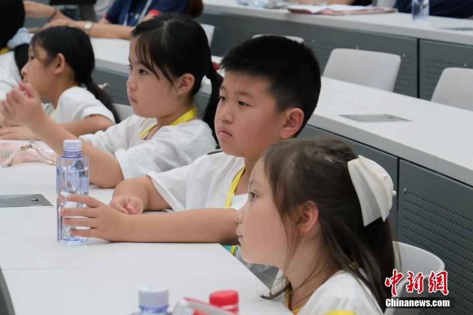 Z世代體驗(yàn)大學(xué)課堂 華裔青少年參訪(fǎng)清華大學(xué)