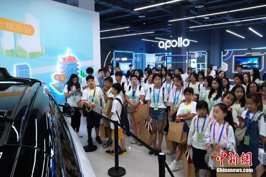感受科技魅力 百余名華裔青少年參觀首鋼園百度Apollo Park