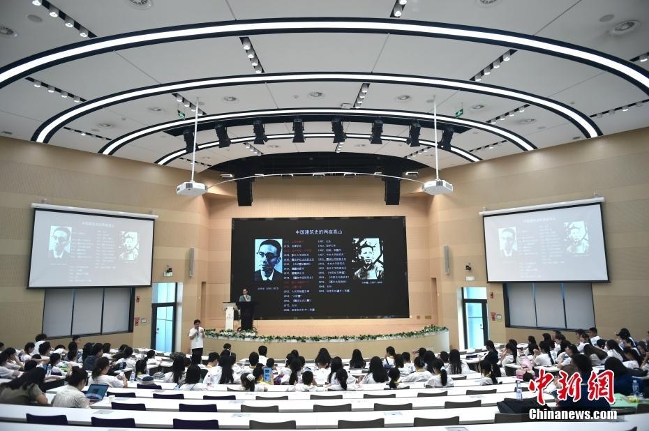Z世代體驗大學課堂 華裔青少年參訪清華大學