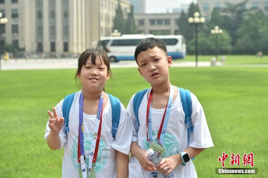 Z世代體驗大學(xué)課堂 華裔青少年參訪清華大學(xué)