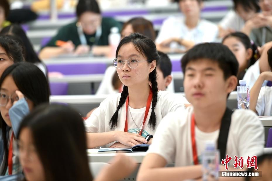 Z世代體驗大學(xué)課堂 華裔青少年參訪清華大學(xué)