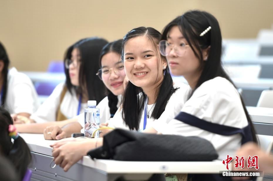 Z世代體驗大學(xué)課堂 華裔青少年參訪清華大學(xué)