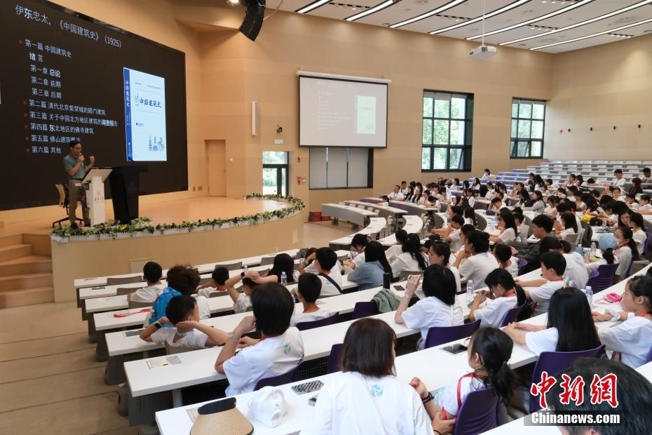 Z世代體驗(yàn)大學(xué)課堂 華裔青少年參訪清華大學(xué)
