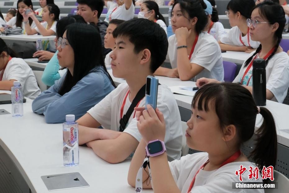 Z世代體驗大學(xué)課堂 華裔青少年參訪清華大學(xué)
