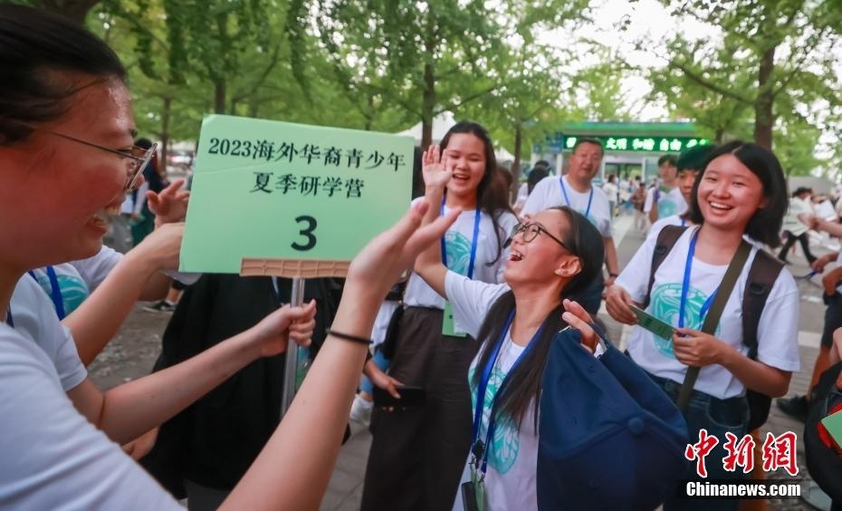 百余名華裔青少年參觀北京奧林匹克公園