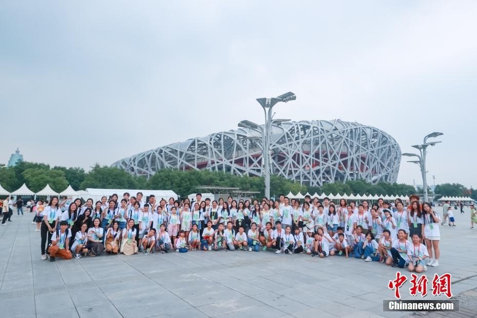 百余名華裔青少年參觀北京奧林匹克公園