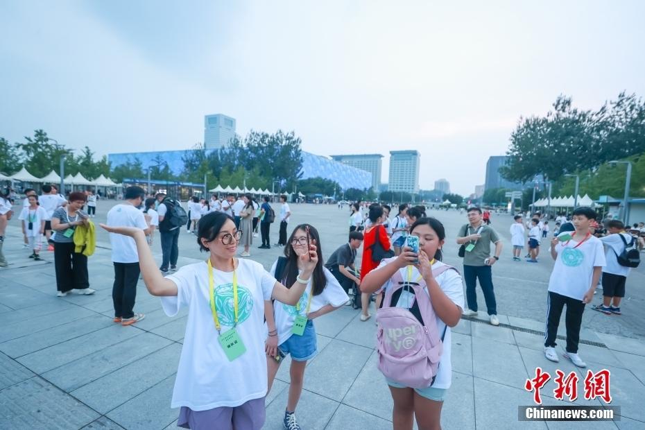 百余名華裔青少年參觀北京奧林匹克公園