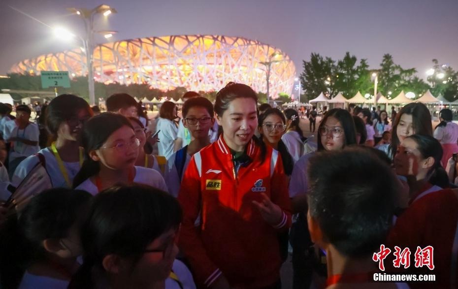 百余名華裔青少年參觀北京奧林匹克公園