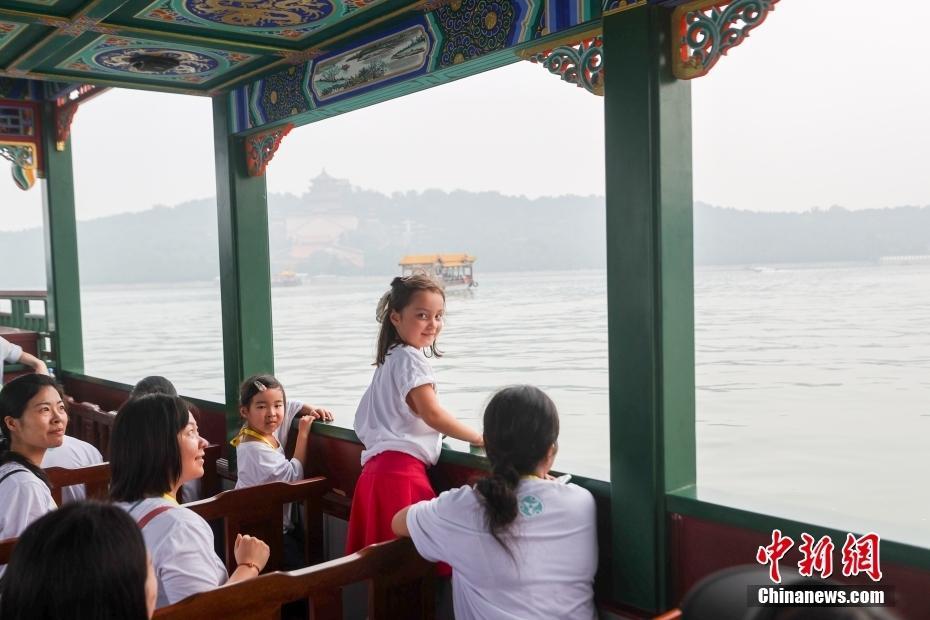 百余名海外華裔青少年參觀游覽北京頤和園