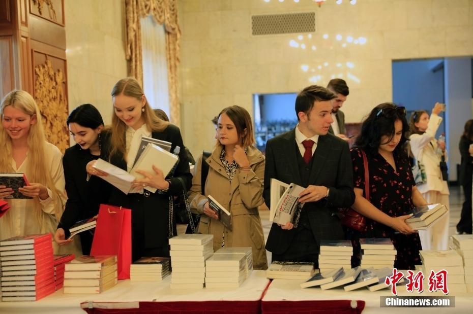 中国驻俄使馆为获政府奖学金的俄罗斯留学生举行欢送仪式