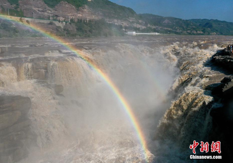 黃河壺口瀑布水量增大 水霧彌漫現(xiàn)“彩橋通天”美景