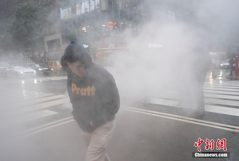 紐約曼哈頓街頭現(xiàn)“白霧繚繞”景象