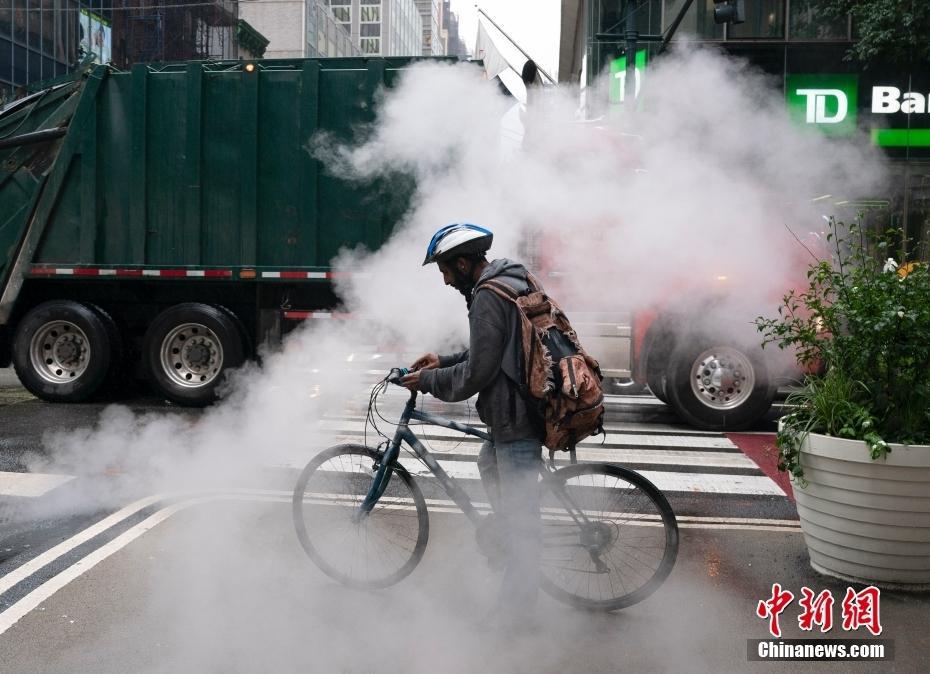 紐約曼哈頓街頭現(xiàn)“白霧繚繞”景象