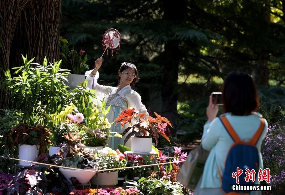 北京：市民漢服游園 樂(lè)享假期