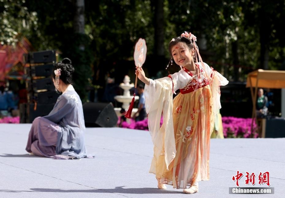 北京：市民汉服游园 乐享假期