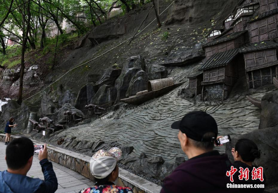 重慶：臨崖峭壁現(xiàn)巨型藝術(shù)浮雕 吸引市民打卡