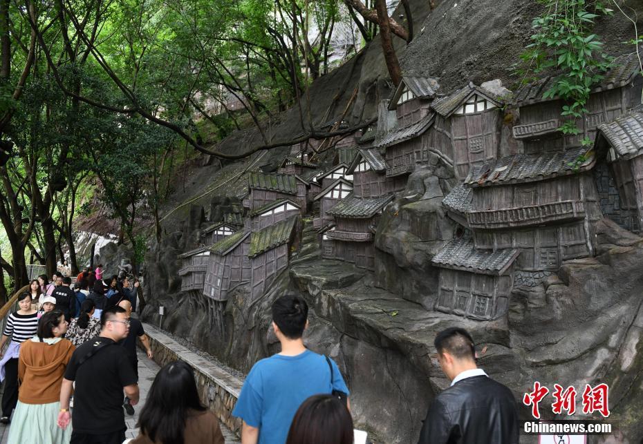 重庆：临崖峭壁现巨型艺术浮雕 吸引市民打卡