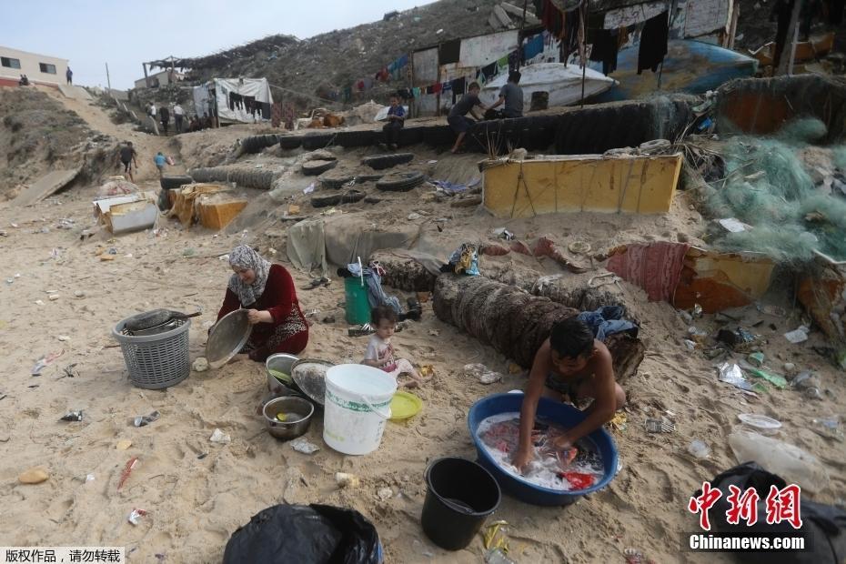 加沙地帶缺水?dāng)嚯?民眾使用海水洗浴洗衣